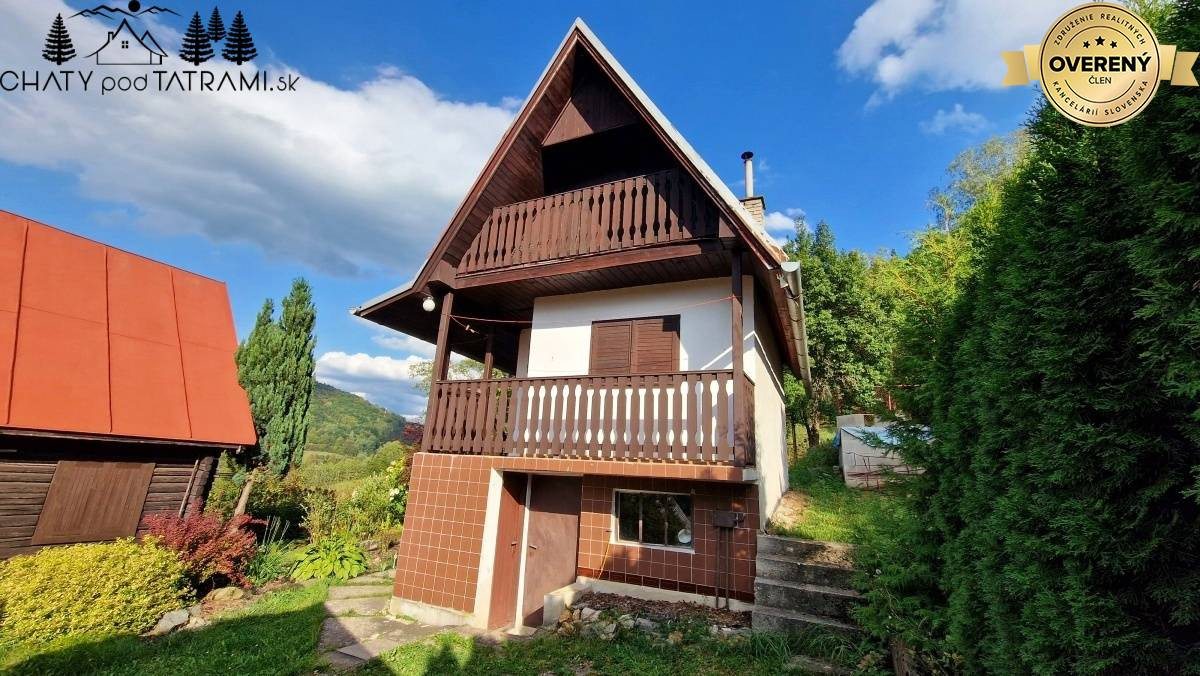 Murovaná chatka pri lese s krásnym výhľadom