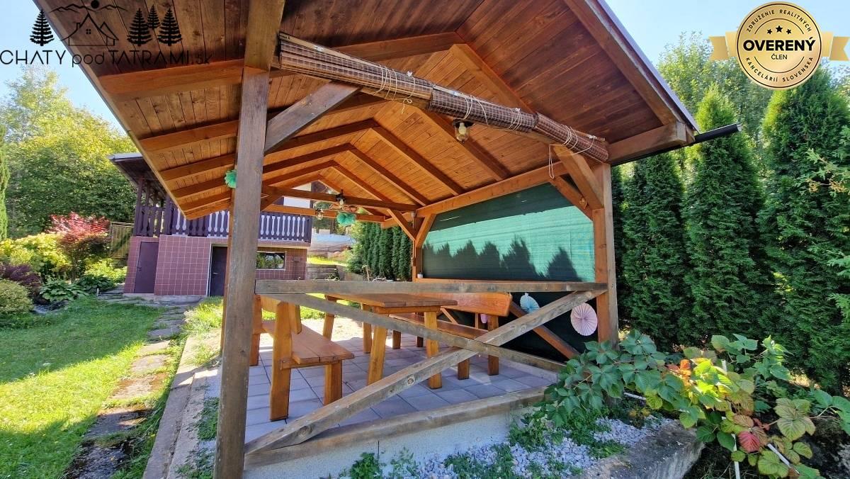 Murovaná chatka pri lese s krásnym výhľadom