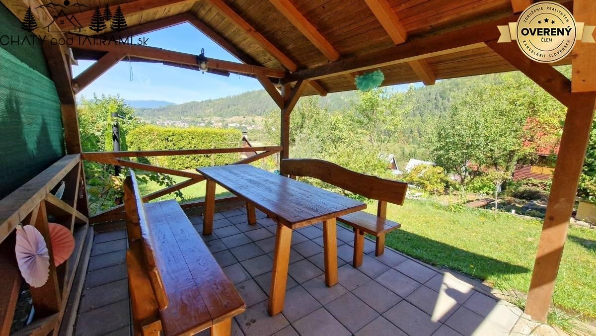 Murovaná chatka pri lese s krásnym výhľadom