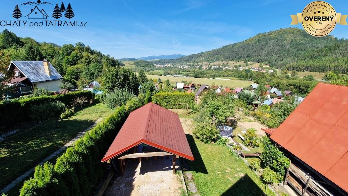 Murovaná chatka pri lese s krásnym výhľadom