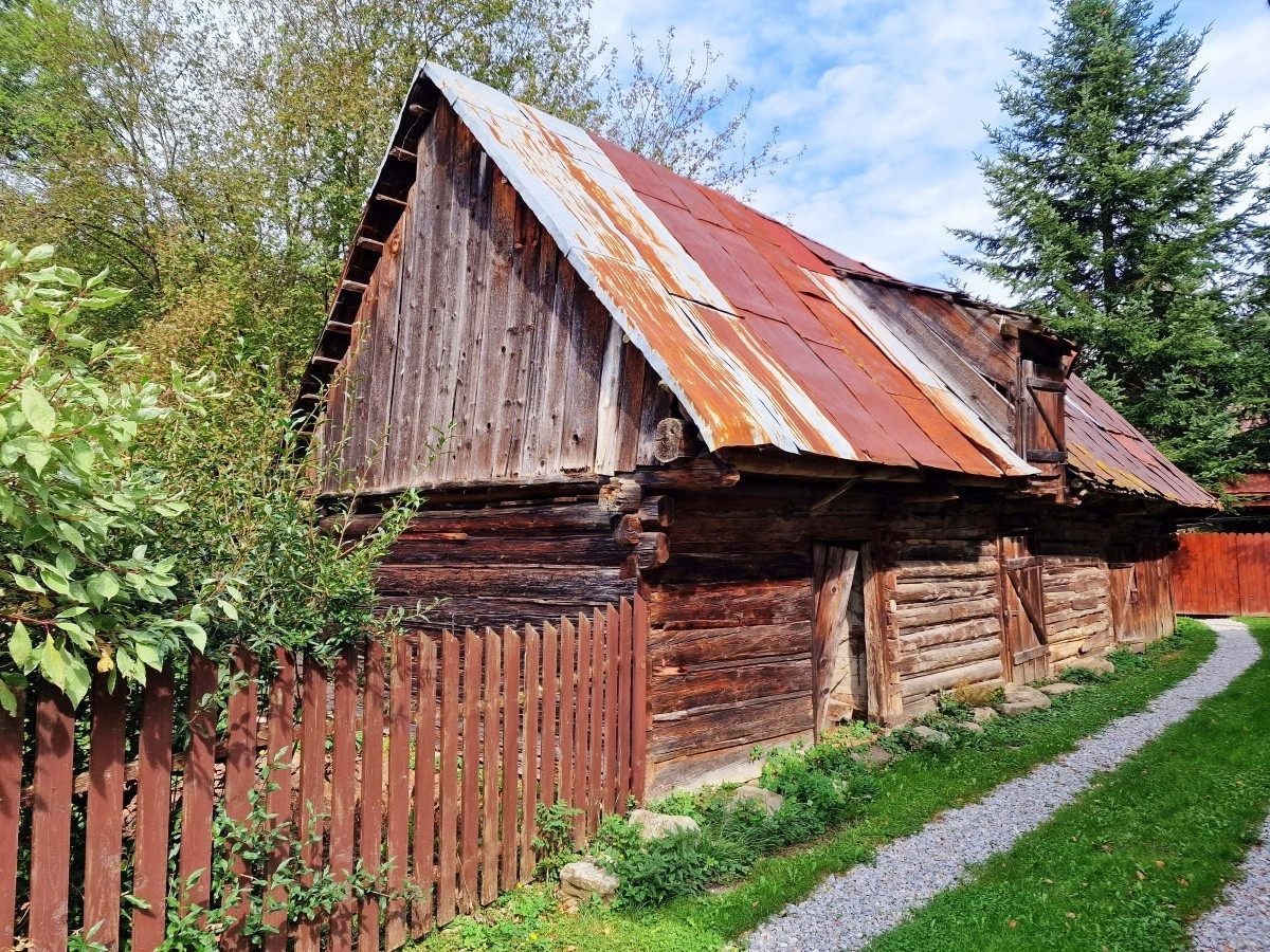 Pozemok s budovou na pokojnom mieste Mýto Nízke Tatry