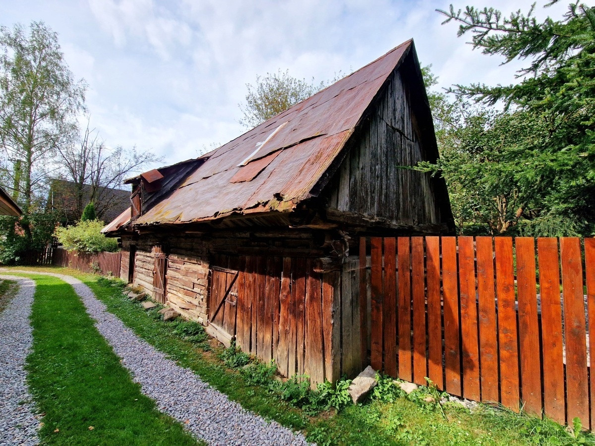 Pozemok s budovou na pokojnom mieste Mýto Nízke Tatry