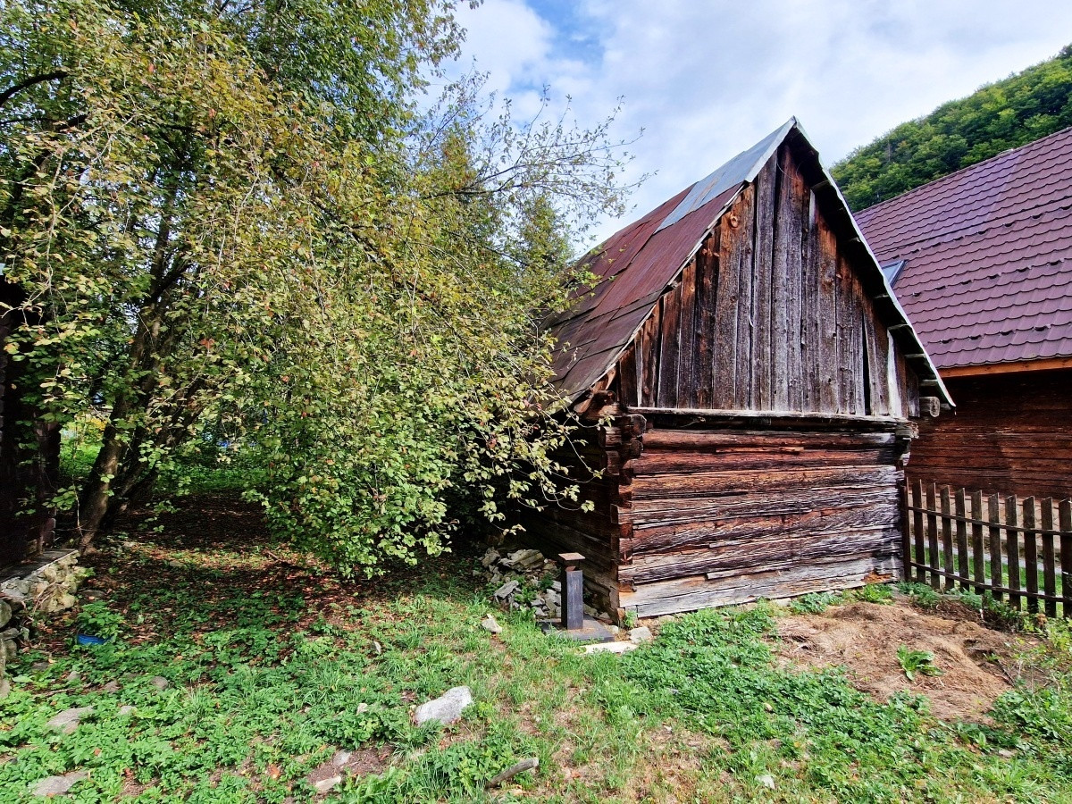 Pozemok s budovou na pokojnom mieste Mýto Nízke Tatry