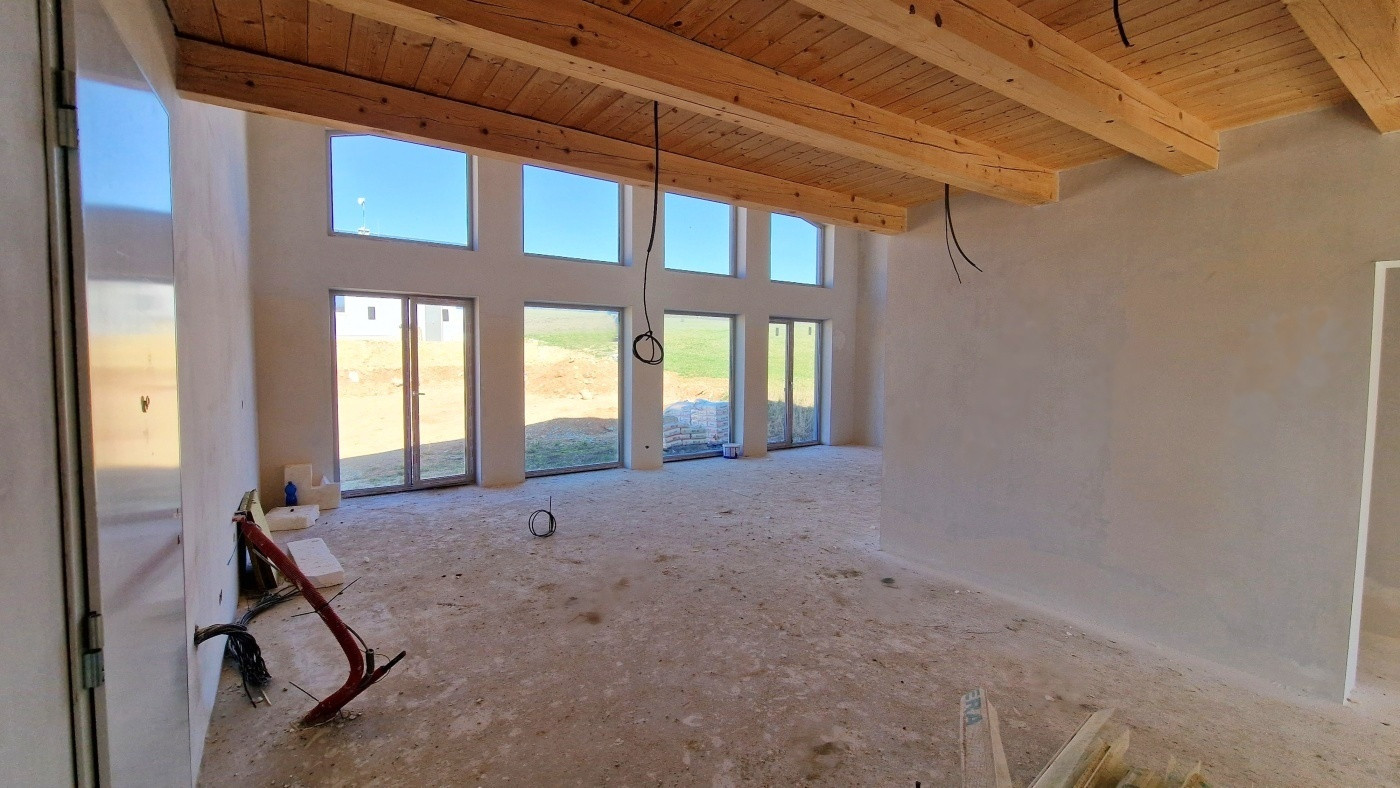 Únik z mesta, kde sa moderná architektúra stretáva s divokou prírodou?