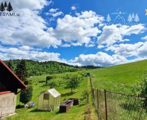 Chalúpka, polosamota, 1,9 ha pozemok, výhľad na Nízke Tatry 