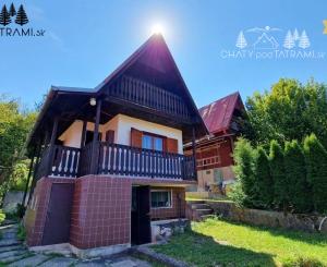 Murovaná chatka pri lese s krásnym výhľadom