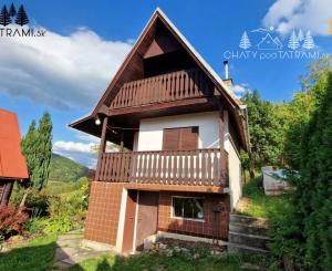 Murovaná chatka pri lese s krásnym výhľadom