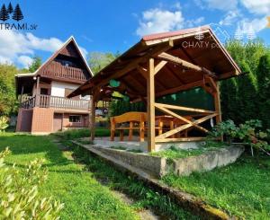 Murovaná chatka pri lese s krásnym výhľadom