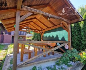 Murovaná chatka pri lese s krásnym výhľadom