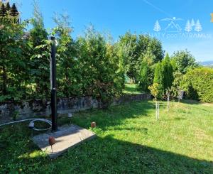 Murovaná chatka pri lese s krásnym výhľadom