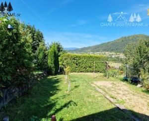 Murovaná chatka pri lese s krásnym výhľadom