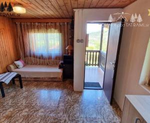 Murovaná chatka pri lese s krásnym výhľadom