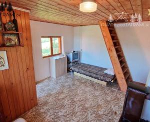 Murovaná chatka pri lese s krásnym výhľadom