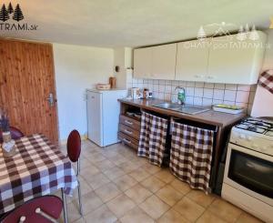 Murovaná chatka pri lese s krásnym výhľadom