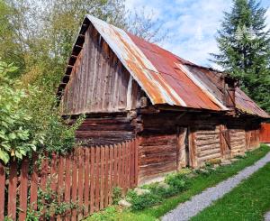 Pozemok s budovou na pokojnom mieste Mýto Nízke Tatry