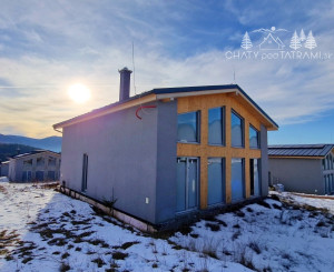 Únik z mesta, kde sa moderná architektúra stretáva s divokou prírodou?