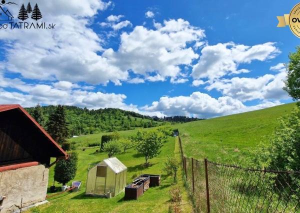 Chalúpka, polosamota, 1,9 ha pozemok, výhľad na Nízke Tatry 