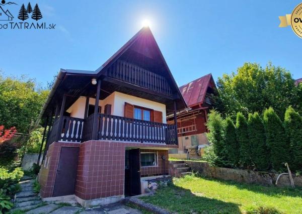 Murovaná chatka pri lese s krásnym výhľadom