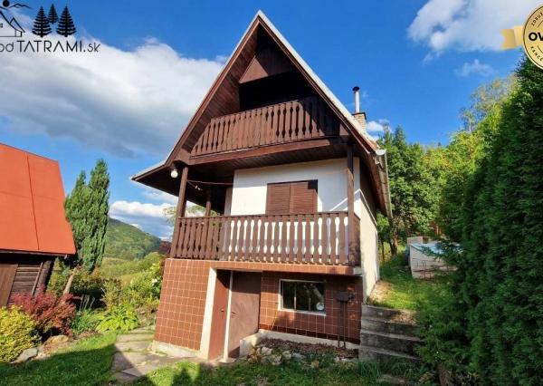 Murovaná chatka pri lese s krásnym výhľadom