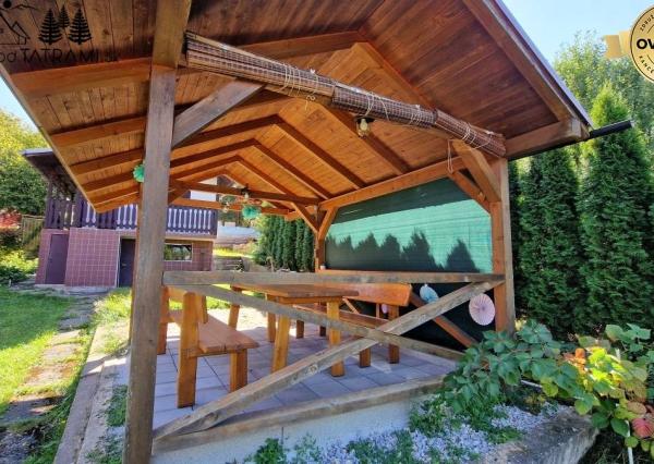 Murovaná chatka pri lese s krásnym výhľadom