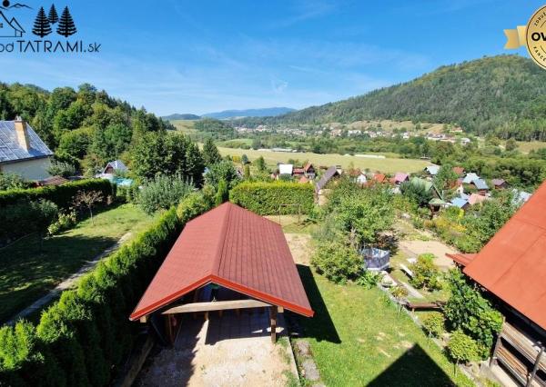 Murovaná chatka pri lese s krásnym výhľadom