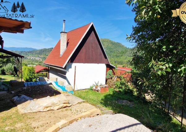 Murovaná chatka pri lese s krásnym výhľadom