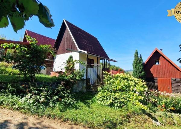 Murovaná chatka pri lese s krásnym výhľadom