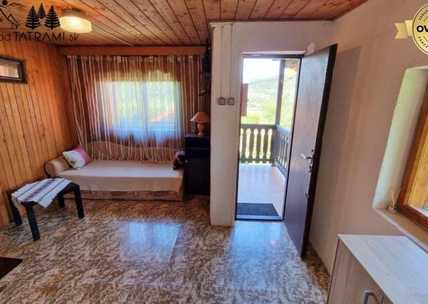 Murovaná chatka pri lese s krásnym výhľadom