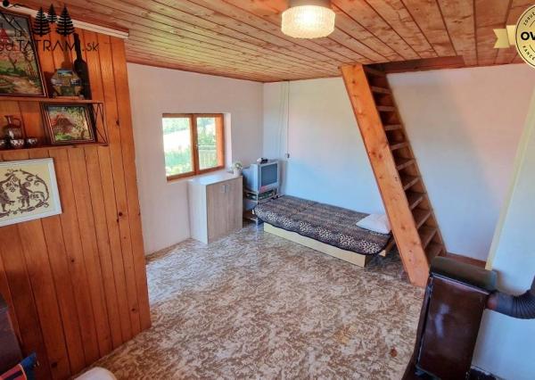 Murovaná chatka pri lese s krásnym výhľadom