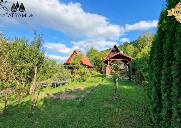 Murovaná chatka pri lese s krásnym výhľadom