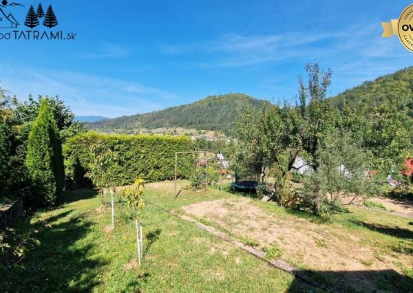 Murovaná chatka pri lese s krásnym výhľadom