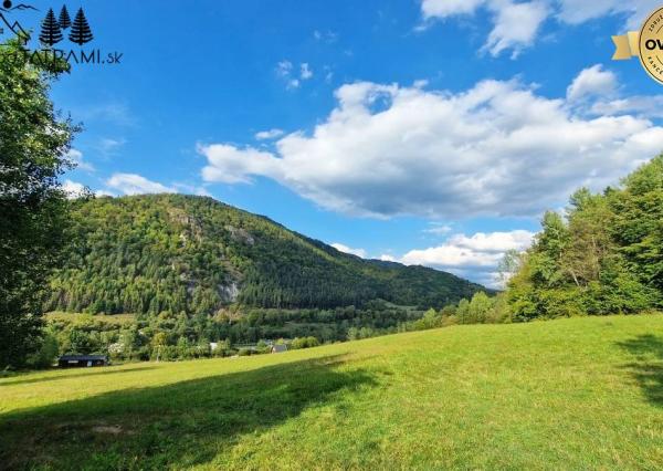 Murovaná chatka pri lese s krásnym výhľadom