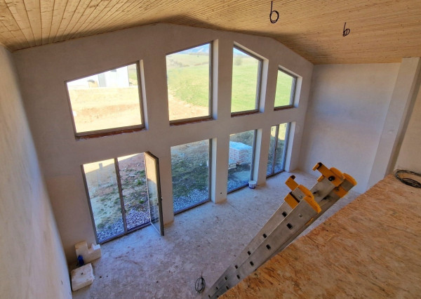 Únik z mesta, kde sa moderná architektúra stretáva s divokou prírodou?