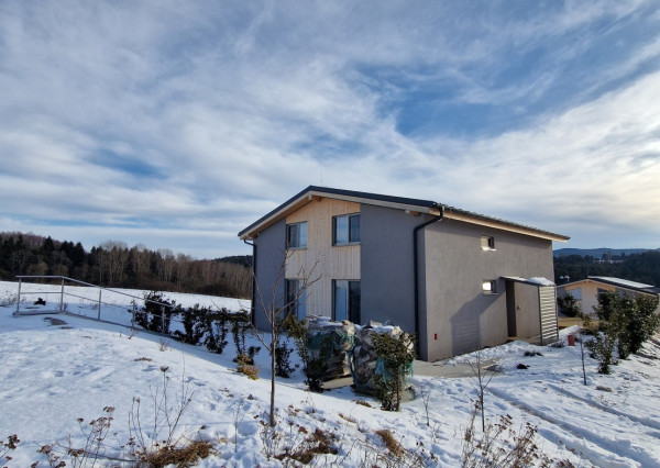 Únik z mesta, kde sa moderná architektúra stretáva s divokou prírodou?