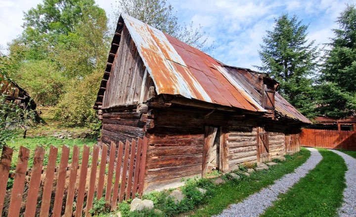 Pozemok s budovou na pokojnom mieste Mýto Nízke Tatry - fotografia 1