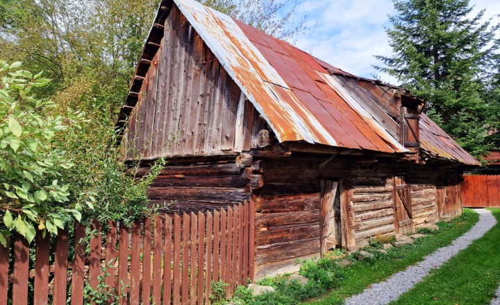 Pozemok s budovou na pokojnom mieste Mýto Nízke Tatry - fotografia 2