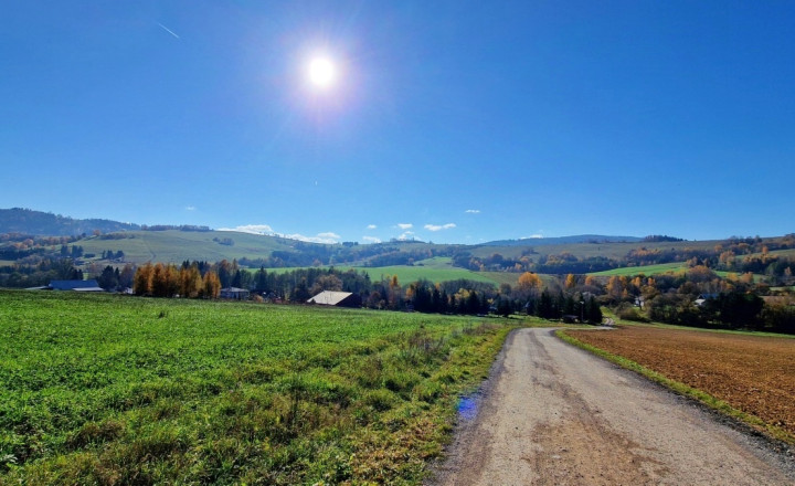 Slnečný pozemok s výhľadom na Nízke Tatry - fotografia 5