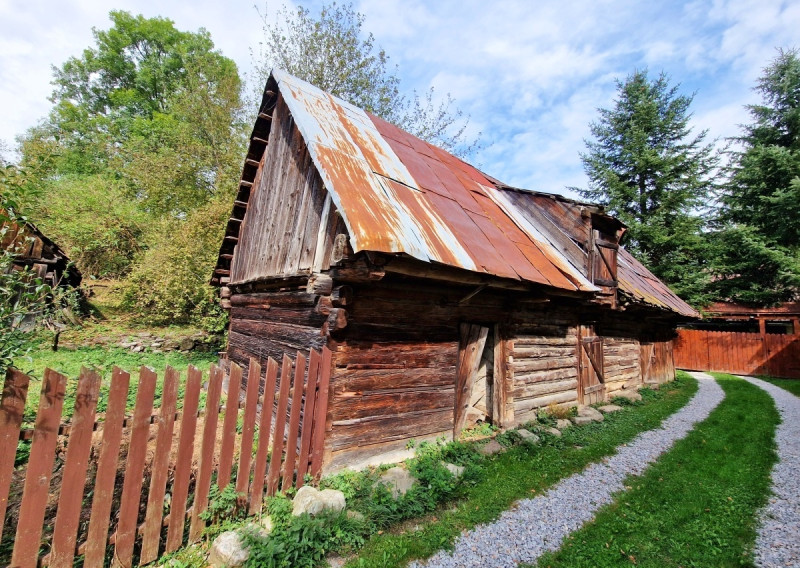 Pozemok s budovou na pokojnom mieste Mýto Nízke Tatry